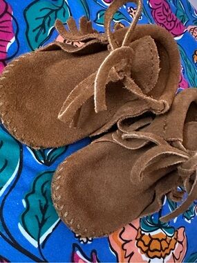 Minnetonka Brown Suede Baby Moccasin Size 2